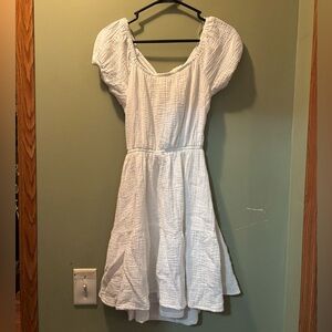 woman’s white backless dress